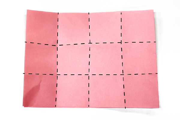 画用紙を開いて横に3等分になるように折り目をつけると、再度画用紙を開いた際に四角が4×3に並ぶように折り目がつく